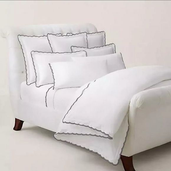 Ralph Lauren Malin Scallop Cotton Sateen Duvet Cover, King. White/Stripes:Navy. - Picture 1 of 6